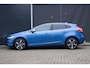 Volvo V40 1.5 T3 Polar+ Sport | Climate Control | Stoelverwarming | Panoramadak | Parkeerverwarming | Volvo on Call | Harman Kardon Premium Audio | Parkeercamera | Parkeersensoren voor + achter | Afneembare Trekhaak | Keyless Entree