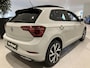 Volkswagen Polo 1.0 TSI R-Line Edition 95 PK Automaat | Panoramadak | Apple Carplay | Stoelverwarming | Park Assist | Achteruitrijcamera | Dodehoeksensoren | Climate Control | Adaptieve cruise control | IQ Lights | Android Auto | 17'' Bergamo Velgen |