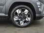 Hyundai Kona 1.6 GDI HEV Premium Automaat / Fabrieksgarantie tot 04-2029 / Trekgewicht 1.300Kg / Stoelverkoeling / Stoelverwarming Voor + Achter / Stuurverwarming / 360 Camera / BOSE Audio / Elektrische achterklep /