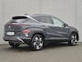Hyundai Kona 1.6 GDI HEV Premium Automaat / Fabrieksgarantie tot 04-2029 / Trekgewicht 1.300Kg / Stoelverkoeling / Stoelverwarming Voor + Achter / Stuurverwarming / 360 Camera / BOSE Audio / Elektrische achterklep /