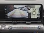 Hyundai Kona 1.6 GDI HEV Premium Automaat / Fabrieksgarantie tot 04-2029 / Trekgewicht 1.300Kg / Stoelverkoeling / Stoelverwarming Voor + Achter / Stuurverwarming / 360 Camera / BOSE Audio / Elektrische achterklep /