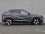 Hyundai Kona 1.6 GDI HEV Premium Automaat / Fabrieksgarantie tot 04-2029 / Trekgewicht 1.300Kg / Stoelverkoeling / Stoelverwarming Voor + Achter / Stuurverwarming / 360 Camera / BOSE Audio / Elektrische achterklep /