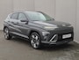 Hyundai Kona 1.6 GDI HEV Premium Automaat / Fabrieksgarantie tot 04-2029 / Trekgewicht 1.300Kg / Stoelverkoeling / Stoelverwarming Voor + Achter / Stuurverwarming / 360 Camera / BOSE Audio / Elektrische achterklep /