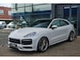 Porsche Cayenne Coupé 3.0 E-Hybrid 462PK Krijtgrijs SportDesign Luchtvering Lightweight Package Carbon Dak 4-wielsturing NLauto