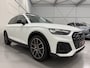 Audi Q5 55 TFSI e quattro 3x S-Line PANO/LUCHTVERING/TREKHAAK/HEAD-UP/ACC/360CAMERA/KEYLESS/20"AUDI-SPORT/MATRIX/VIRTUAL/SFEER/BLACK-OPTIC/GLETSCHER-WEIS METALLIC/VOLLEDIG AUDI DEALER HISTORIE