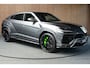 Lamborghini Urus 4.0 V8 HUD Panodak Leer ACC Ceramic Akrapovic Keyless 360 Camera B&O Massage Alcantara hemel Elektr. achterklep Elektr. verstelbare stoelen met memory Afneemb. trekhaak Softclose Achterasbesturing Elektr. verstelbare stuurwiel Navi Stoelverwarming voor & achter Stuurverwarming Stoelventilatie PDC LM ve