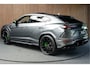 Lamborghini Urus 4.0 V8 HUD Panodak Leer ACC Ceramic Akrapovic Keyless 360 Camera B&O Massage Alcantara hemel Elektr. achterklep Elektr. verstelbare stoelen met memory Afneemb. trekhaak Softclose Achterasbesturing Elektr. verstelbare stuurwiel Navi Stoelverwarming voor & achter Stuurverwarming Stoelventilatie PDC LM ve
