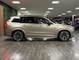 Volvo XC90 T8 AWD Recharge Ultra Dark Vol! | Bowers & Wilkins | Luchtvering | Stoelventilatie | Trekhaak | 360 Camera | Head-Up Display | Stoelmassage | 455pk | Adaptieve Cruise Control | Stoelverwarming voor+achter | Stuurwielverwarming | Schuifdak | 22 Inch | Full LED Matrix meesturende koplampen | Pilot Assist | BLIS Dode Hoek Detectie | Alcantara hemelbekleding | Lederen handgrepen en zonnekleppen | Elektrische voorstoelen geheugen | Nappa Lederen bekleding | Zitting verlenging voorstoelen | Keyless Drive | Parkeersensoren voor+achter | Privacy Glass | Elektrisch bedienbare achterklep | Geïntegreerde zongordijnen achterportieren | Geïntegreerd kinderzitje achterin | Verlichte instaplijsten | 7-Persoons | 4-Zone Climate Control | DAB Radio | Apple Carplay/Android Auto | Alarm Klasse III | Draadloos telefoon opladen | Volvo On Call met mobiele App functie | Bright Dusk Metallic |