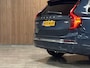 Volvo XC90 T8 AWD Recharge Ultra Bright Luchtvering | Trekhaak | 360 Camera | Head-Up Display | Harman Kardon | 455pk | Adaptieve Cruise Control | Stoelverwarming voor+achter | Stuurwielverwarming | Schuifdak | Full LED Meesturende koplampen | Pilot Assist | BLIS Dode Hoek Detectie | Alcantara hemelbekleding | Lederen zonnekleppen en handgrepen | Elektrische voorstoelen geheugen | Cardamom Quilted bekleding | Zitting verlenging voorstoelen | Lederen dashboard | 21 Inch | Google Infotainment | Keyless Drive | Privacy Glass | Elektrisch bedienbare achterklep | Geïntegreerd kinderzitje achterin | Geïntegreerde zongordijnen achterportieren | Verlichte instaplijsten | 7-Persoons | 4-Zone Climate Control | DAB Radio | Apple Carplay/Android Auto | Alarm Klasse III | Draadloos telefoon opladen | Denim Blue Metallic |