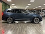 Volvo XC90 T8 AWD Recharge Ultra Bright Luchtvering | Trekhaak | 360 Camera | Head-Up Display | Harman Kardon | 455pk | Adaptieve Cruise Control | Stoelverwarming voor+achter | Stuurwielverwarming | Schuifdak | Full LED Meesturende koplampen | Pilot Assist | BLIS Dode Hoek Detectie | Alcantara hemelbekleding | Lederen zonnekleppen en handgrepen | Elektrische voorstoelen geheugen | Cardamom Quilted bekleding | Zitting verlenging voorstoelen | Lederen dashboard | 21 Inch | Google Infotainment | Keyless Drive | Privacy Glass | Elektrisch bedienbare achterklep | Geïntegreerd kinderzitje achterin | Geïntegreerde zongordijnen achterportieren | Verlichte instaplijsten | 7-Persoons | 4-Zone Climate Control | DAB Radio | Apple Carplay/Android Auto | Alarm Klasse III | Draadloos telefoon opladen | Denim Blue Metallic |
