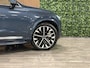 Volvo XC90 T8 AWD Recharge Ultra Bright Luchtvering | Trekhaak | 360 Camera | Head-Up Display | Harman Kardon | 455pk | Adaptieve Cruise Control | Stoelverwarming voor+achter | Stuurwielverwarming | Schuifdak | Full LED Meesturende koplampen | Pilot Assist | BLIS Dode Hoek Detectie | Alcantara hemelbekleding | Lederen zonnekleppen en handgrepen | Elektrische voorstoelen geheugen | Cardamom Quilted bekleding | Zitting verlenging voorstoelen | Lederen dashboard | 21 Inch | Google Infotainment | Keyless Drive | Privacy Glass | Elektrisch bedienbare achterklep | Geïntegreerd kinderzitje achterin | Geïntegreerde zongordijnen achterportieren | Verlichte instaplijsten | 7-Persoons | 4-Zone Climate Control | DAB Radio | Apple Carplay/Android Auto | Alarm Klasse III | Draadloos telefoon opladen | Denim Blue Metallic |