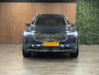 Volvo XC90 T8 AWD Recharge Ultra Bright Luchtvering | Trekhaak | 360 Camera | Head-Up Display | Harman Kardon | 455pk | Adaptieve Cruise Control | Stoelverwarming voor+achter | Stuurwielverwarming | Schuifdak | Full LED Meesturende koplampen | Pilot Assist | BLIS Dode Hoek Detectie | Alcantara hemelbekleding | Lederen zonnekleppen en handgrepen | Elektrische voorstoelen geheugen | Cardamom Quilted bekleding | Zitting verlenging voorstoelen | Lederen dashboard | 21 Inch | Google Infotainment | Keyless Drive | Privacy Glass | Elektrisch bedienbare achterklep | Geïntegreerd kinderzitje achterin | Geïntegreerde zongordijnen achterportieren | Verlichte instaplijsten | 7-Persoons | 4-Zone Climate Control | DAB Radio | Apple Carplay/Android Auto | Alarm Klasse III | Draadloos telefoon opladen | Denim Blue Metallic |