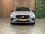 Volvo V60 B4 Plus Dark Trekhaak | Schuifdak | Adaptieve Cruise Control | Stoelverwarming voor+achter | Stuurwielverwarming | Full LED Meesturende koplampen | Pilot Assist | BLIS Dode Hoek Detectie | Parkeercamera | Elektrische voorstoelen geheugen | Lederen bekleding | Zitting verlenging voorstoelen | 18 Inch | Google Infotainment | Keyless Drive | Privacy Glass | Parkeersensoren voor+achter | Breedstralers in voorbumper | Elektrisch bedienbare achterklep | DAB Radio | Apple Carplay/Android Auto | Draadloos telefoon opladen | Volvo On Call met mobiele App functie | Vapour Grey Metallic |