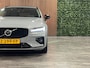 Volvo V60 B4 Plus Dark Trekhaak | Schuifdak | Adaptieve Cruise Control | Stoelverwarming voor+achter | Stuurwielverwarming | Full LED Meesturende koplampen | Pilot Assist | BLIS Dode Hoek Detectie | Parkeercamera | Elektrische voorstoelen geheugen | Lederen bekleding | Zitting verlenging voorstoelen | 18 Inch | Google Infotainment | Keyless Drive | Privacy Glass | Parkeersensoren voor+achter | Breedstralers in voorbumper | Elektrisch bedienbare achterklep | DAB Radio | Apple Carplay/Android Auto | Draadloos telefoon opladen | Volvo On Call met mobiele App functie | Vapour Grey Metallic |