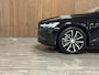 Volvo V60 T6 AWD Recharge Ultra Dark Schuifdak | Trekhaak | Head-Up Display | Harman Kardon | Adaptieve Cruise Control | Stoelverwarming voor+achter | Stuurwielverwarming | Full LED Meesturende koplampen | Pilot Assist | BLIS Dode Hoek Detectie | Parkeercamera | Elektrische voorstoelen geheugen | Lederen bekleding | Zitting verlenging voorstoelen | Lederen dashboard | 18 Inch | Google Infotainment | Keyless Drive | Parkeersensoren voor+achter | Privacy Glass | Elektrisch bedienbare achterklep | DAB Radio | Apple Carplay/Android Auto | Volvo On Call met mobiele App functie | Onyx Black Metallic |
