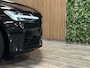 Volvo V60 T6 AWD Recharge Ultra Dark Schuifdak | Trekhaak | Head-Up Display | Harman Kardon | Adaptieve Cruise Control | Stoelverwarming voor+achter | Stuurwielverwarming | Full LED Meesturende koplampen | Pilot Assist | BLIS Dode Hoek Detectie | Parkeercamera | Elektrische voorstoelen geheugen | Lederen bekleding | Zitting verlenging voorstoelen | Lederen dashboard | 18 Inch | Google Infotainment | Keyless Drive | Parkeersensoren voor+achter | Privacy Glass | Elektrisch bedienbare achterklep | DAB Radio | Apple Carplay/Android Auto | Volvo On Call met mobiele App functie | Onyx Black Metallic |