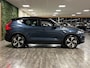 Volvo XC40 Recharge Twin AWD Plus Trekhaak | 408pk | All Season banden | Adaptieve Cruise Control | Stoel en Stuurwielverwarming | 19 inch | Parkeercamera | Pilot Assist | BLIS Dode Hoek Detectie | Leder/Alcantara R-Design bekleding met wit stiksel en bies | Zitting verlenging voorstoelen | Google Infotainment | Keyless Drive | Parkeersensoren voor+achter | Warmtepomp | Privacy Glass | Elektrisch bedienbare achterklep | Apple Carplay/Android Auto | Alarm Klasse III | Draadloos telefoon opladen | Volvo On Call met mobiele App functie | Denim Blue Metallic |
