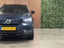 Volvo XC40 Recharge Twin AWD Plus Trekhaak | 408pk | All Season banden | Adaptieve Cruise Control | Stoel en Stuurwielverwarming | 19 inch | Parkeercamera | Pilot Assist | BLIS Dode Hoek Detectie | Leder/Alcantara R-Design bekleding met wit stiksel en bies | Zitting verlenging voorstoelen | Google Infotainment | Keyless Drive | Parkeersensoren voor+achter | Warmtepomp | Privacy Glass | Elektrisch bedienbare achterklep | Apple Carplay/Android Auto | Alarm Klasse III | Draadloos telefoon opladen | Volvo On Call met mobiele App functie | Denim Blue Metallic |