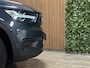 Volvo XC40 Recharge Twin AWD Plus Trekhaak | 408pk | All Season banden | Adaptieve Cruise Control | Stoel en Stuurwielverwarming | 19 inch | Parkeercamera | Pilot Assist | BLIS Dode Hoek Detectie | Leder/Alcantara R-Design bekleding met wit stiksel en bies | Zitting verlenging voorstoelen | Google Infotainment | Keyless Drive | Parkeersensoren voor+achter | Warmtepomp | Privacy Glass | Elektrisch bedienbare achterklep | Apple Carplay/Android Auto | Alarm Klasse III | Draadloos telefoon opladen | Volvo On Call met mobiele App functie | Denim Blue Metallic |