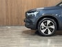 Volvo XC40 Recharge Twin AWD Plus Trekhaak | 408pk | All Season banden | Adaptieve Cruise Control | Stoel en Stuurwielverwarming | 19 inch | Parkeercamera | Pilot Assist | BLIS Dode Hoek Detectie | Leder/Alcantara R-Design bekleding met wit stiksel en bies | Zitting verlenging voorstoelen | Google Infotainment | Keyless Drive | Parkeersensoren voor+achter | Warmtepomp | Privacy Glass | Elektrisch bedienbare achterklep | Apple Carplay/Android Auto | Alarm Klasse III | Draadloos telefoon opladen | Volvo On Call met mobiele App functie | Denim Blue Metallic |