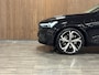 Volvo XC60 T8 AWD Recharge Ultra Dark Luchtvering | Trekhaak | 360° Camera | 455pk | Head-Up Display | Harman Kardon | Adaptieve Cruise Control | Stoelverwarming voor+achter | Stuurwielverwarming | Schuifdak | Full LED Meesturende koplampen | Pilot Assist | BLIS Dode Hoek Detectie | Elektrische voorstoelen geheugen | Lederen bekleding | Zitting verlenging voorstoelen | Lederen dashboard | 21 Inch | Google Infotainment | Keyless Drive | Parkeersensoren voor+achter | Privacy Glass | Elektrisch bedienbare achterklep | DAB Radio | Apple Carplay/Android Auto | Alarm Klasse III | Draadloos telefoon opladen | Volvo On Call met mobiele App functie | Onyx Black Metallic |
