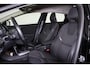 Volvo V40 T3 Kinetic - Verwarmde voorstoelen - Parkeersensoren achter - Cruise control - High Performance audio - Navigatie - 17' LMV