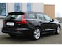 Volvo V60 B4 Automaat Essential Edition Verwarmbare voorstoelen | Automatisch dimmende binnen- en buitenspiegels | Moritz Leder Charcoal/Charcoal | Charcoal hemelbekleding | Park Assist achter en voor | Verwarmbare buitenste zitplaatsen tweede zitrij | Stuurverwarming | Alarm voorbereiding | Pilot Assist | Google-Maps navigatie | Blind spot |