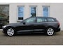 Volvo V60 B4 Automaat Essential Edition Verwarmbare voorstoelen | Automatisch dimmende binnen- en buitenspiegels | Moritz Leder Charcoal/Charcoal | Charcoal hemelbekleding | Park Assist achter en voor | Verwarmbare buitenste zitplaatsen tweede zitrij | Stuurverwarming | Alarm voorbereiding | Pilot Assist | Google-Maps navigatie | Blind spot |