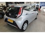 Toyota Aygo 1.0-70pk VVT-i x-fun 5drs. Keurige Toyota Aygo 5drs. Slechts 24,- wegenbelasting per mnd.  Airco, metallic lak, 5 deuren, ABS/ESP, telefoonvoorb., USB, elektr. ramen voor, centr. vergr. afst. bed.