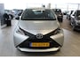 Toyota Aygo 1.0-70pk VVT-i x-fun 5drs. Keurige Toyota Aygo 5drs. Slechts 24,- wegenbelasting per mnd.  Airco, metallic lak, 5 deuren, ABS/ESP, telefoonvoorb., USB, elektr. ramen voor, centr. vergr. afst. bed.