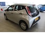 Toyota Aygo 1.0-70pk VVT-i x-fun 5drs. Keurige Toyota Aygo 5drs. Slechts 24,- wegenbelasting per mnd.  Airco, metallic lak, 5 deuren, ABS/ESP, telefoonvoorb., USB, elektr. ramen voor, centr. vergr. afst. bed.