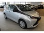 Toyota Aygo 1.0-70pk VVT-i x-fun 5drs. Keurige Toyota Aygo 5drs. Slechts 24,- wegenbelasting per mnd.  Airco, metallic lak, 5 deuren, ABS/ESP, telefoonvoorb., USB, elektr. ramen voor, centr. vergr. afst. bed.