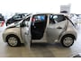 Toyota Aygo 1.0-70pk VVT-i x-fun 5drs. Keurige Toyota Aygo 5drs. Slechts 24,- wegenbelasting per mnd.  Airco, metallic lak, 5 deuren, ABS/ESP, telefoonvoorb., USB, elektr. ramen voor, centr. vergr. afst. bed.
