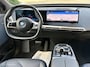BMW iX xDrive40 SPORT 77 kWh 360 CAMERA HARMAN KARDON HEAD UP DISPLAY SFEERVERLICHTING TREKHAAK!!