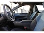 Volvo EX30 Single Motor Extended Range Plus Black Edition | Stuurwiel/Stoelen voor verwarmbaar | 20" Zwarte velgen | Elektrisch verstelbare stoelen met memory functie | Adaptieve Cruise Control | Harman Kardon Soundbar | Keyless entry | 19'' Lichtmetalen velgen | Extra getint glas achter | Dak in contrasterende kleur