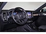 Volvo XC40 B3 Plus Black Edition - Panorama/schuifdak - IntelliSafe Assist & Surround - 360º Camera - Harman/Kardon audio - Verwarmde voorstoelen & stuur - Parkeersensoren voor & achter - Elektr. bedienb. voorstoelen met geheugen links - Draadloze tel. lader - Extra getint glas - 20' LMV