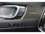 Volvo XC40 B3 Plus Black Edition - Panorama/schuifdak - IntelliSafe Assist & Surround - 360º Camera - Harman/Kardon audio - Verwarmde voorstoelen & stuur - Parkeersensoren voor & achter - Elektr. bedienb. voorstoelen met geheugen links - Draadloze tel. lader - Extra getint glas - 20' LMV