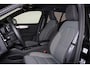 Volvo XC40 B3 Plus Black Edition - Panorama/schuifdak - IntelliSafe Assist & Surround - 360º Camera - Harman/Kardon audio - Verwarmde voorstoelen & stuur - Parkeersensoren voor & achter - Elektr. bedienb. voorstoelen met geheugen links - Draadloze tel. lader - Extra getint glas - 20' LMV