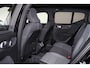 Volvo XC40 B3 Plus Black Edition - Panorama/schuifdak - IntelliSafe Assist & Surround - 360º Camera - Harman/Kardon audio - Verwarmde voorstoelen & stuur - Parkeersensoren voor & achter - Elektr. bedienb. voorstoelen met geheugen links - Draadloze tel. lader - Extra getint glas - 20' LMV