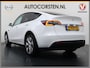 Tesla Model Y Long Range AWD 75kWh Trekhaak SOH 91% Warmtepomp Autopilot Leder Panoramadak Elektr.Stuur+Stoel+Verwarmd Navi Ecc Premium Audio Keyless Privacyglas 4WD Camera's Elektr.AchterKlep Parkeer Assistent Sentry-Mode Bluetooth Dodehoek detector Connected services AMD-Ryzen Processor™ 1e Eigenaar 1.600kg Trekvermogen Origineel Nederlandse Auto Garantie op Batterij en Motor tot 29-6-2030 max. 192.000km