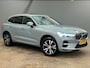 Volvo XC60 2.0 T6 Plug-in hybrid AWD Essential Edition Bright | Lederen bekleding | Adaptieve Cruise | Panoramadak | BLIS | 18" Lichtmetalen velgen | Achterbank verwarmd | Achteropkomend verkeer waarschuwing | Achteruitrijcamera
