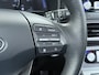 Hyundai Kona Electric EV 64kWh SOH 100% Fase 3 Warmtepomp Leder Schuif-/kanteldak Head-Up Display Adap.Cruise Apple Carplay Android Auto Navi Ecc Camera Pdc Krell®-Audio Limited Keyless Stoelverwarming/Koeling Stuurverwarming Elek.Stoelen Blind Spot Monitoring Lane Assist DAB Led Origineel Nederlandse Auto Super compleet!