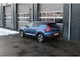 Volvo XC40 Recharge P8 AWD R-Design | 12 Mnd. Garantie | Panoramadak & Trekhaak | Nette en zeer complete XC40 (Dealer Onderhouden)