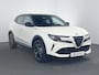 Alfa Romeo Junior Ibrida Sport Speciale | "Sport Speciale" alcantara bekleding met witte accenten - 6-voudig elektrisch verstelbare bestuurdersstoel / 6-voudig handmatig verstelbare passagiersstoel | 10,1" infotainment systeem met navigatie | Achteruitrijcamera met dynamische rijlijnen