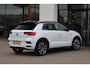Volkswagen T-Roc 1.5 TSI Sport Business R 150PK / 110kW DSG, NL auto nieuw door ons geleverd, navigatie, achteruitrijcamera (rear view), parkeersensoren voor en achter (pdc), LED koplampen, elektrisch verstel-, verwarm- en inklapbare buitenspiegels (spiegel pakket), elektrische achterklep, digital cockpit pro, 19" 'Suzuka' LMV, privacy glas, R-Line in- en exterieur, spraak bediening, Apple Carplay & Android Auto, adaptieve cruise control (acc), DAB+