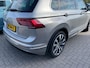 Volkswagen Tiguan 2.0 TSI 4Motion Highline NL auto 1e eigenaar door ons geleverd en onderhouden 20 inch Suzuka velgen, navigatie, panoramadak, DSG automaat, R-Line exterieur, achteruitrijcamera, Dynaudio, led plus, sport onderstel, stoelverwarming, reservewiel, Side assist, parkeersensoren, etc. etc.