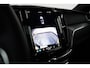 Volvo XC60 2.0 T6 Plug-in hybrid AWD Plus Black Edition | Panoramadak | Trekhaak | Luchtvering | Stoelventilatie | Stoel en stuurwielverwarming | Camera | BLIS | Adaptieve cruise control |