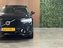 Volvo XC60 T8 AWD Recharge Ultra Dark Luchtvering | Trekhaak | 360° Camera | 455pk | Head-Up Display | Harman Kardon | Adaptieve Cruise Control | Stoelverwarming voor+achter | Stuurwielverwarming | Schuifdak | Full LED Meesturende koplampen | Pilot Assist | BLIS Dode Hoek Detectie | Elektrische voorstoelen geheugen | Lederen bekleding | Zitting verlenging voorstoelen | Lederen dashboard | 21 Inch | Google Infotainment | Keyless Drive | Parkeersensoren voor+achter | Privacy Glass | Elektrisch bedienbare achterklep | DAB Radio | Apple Carplay/Android Auto | Alarm Klasse III | Draadloos telefoon opladen | Volvo On Call met mobiele App functie | Onyx Black Metallic |