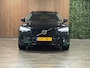 Volvo XC60 T8 AWD Recharge Ultra Dark Luchtvering | Trekhaak | 360° Camera | 455pk | Head-Up Display | Harman Kardon | Adaptieve Cruise Control | Stoelverwarming voor+achter | Stuurwielverwarming | Schuifdak | Full LED Meesturende koplampen | Pilot Assist | BLIS Dode Hoek Detectie | Elektrische voorstoelen geheugen | Lederen bekleding | Zitting verlenging voorstoelen | Lederen dashboard | 21 Inch | Google Infotainment | Keyless Drive | Parkeersensoren voor+achter | Privacy Glass | Elektrisch bedienbare achterklep | DAB Radio | Apple Carplay/Android Auto | Alarm Klasse III | Draadloos telefoon opladen | Volvo On Call met mobiele App functie | Onyx Black Metallic |