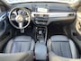 BMW X1 sDrive18i High Executive M Sport 18"/Panoramadak/Trekhaak/Camera/Stoelverwarming/Sportstoelen/Elektrische Klep/LED/DAB/Navigatie/PDC